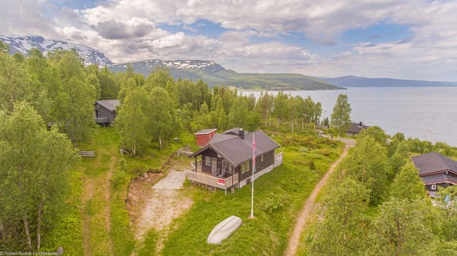 Welcome to Målsnesveien 2758! Well-maintained holiday home with fantastic views over Malangsfjorden and Kvaløya. Boat slip included.