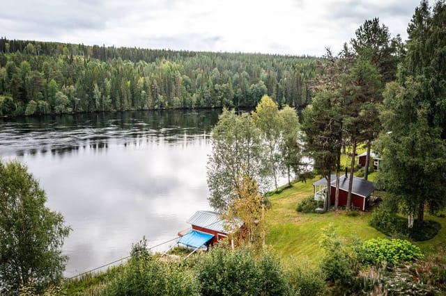 Exterior view of the holiday home and garden