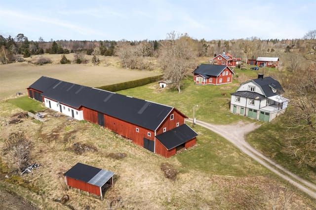 Main house and outbuildings, Söderhenninge 5 och 3