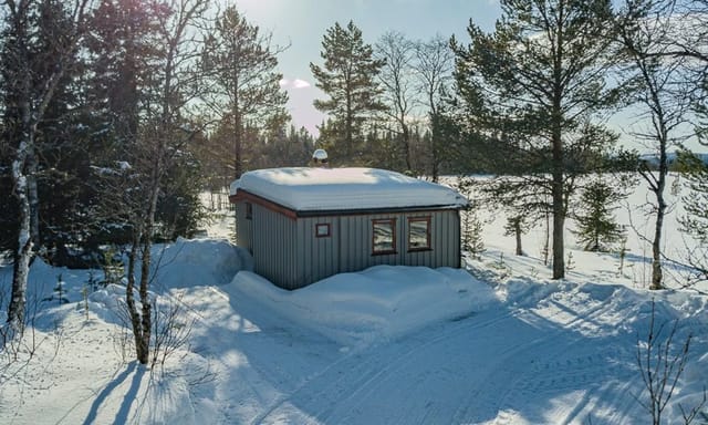 The cabin is open and nicely located at about 833 meters above sea level.