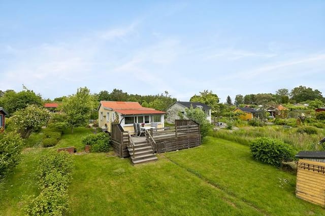 Exterior view of the summer cottage and garden