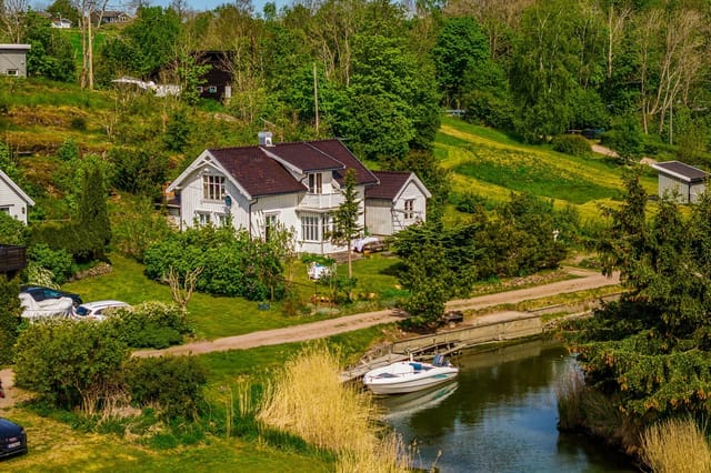 Charming cabin in scenic surroundings with beautiful sea views and sunny plot