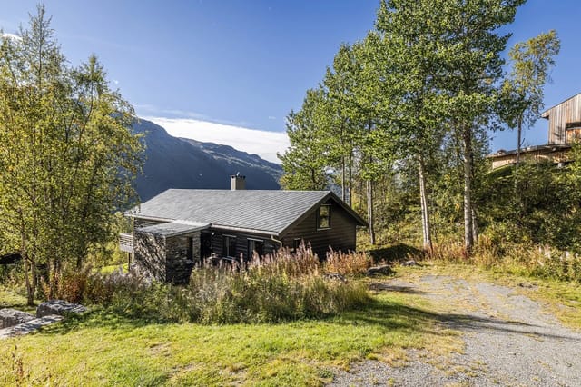 Large, beautiful architect-designed cabin with high standard, sunny veranda, and fantastic mountain views. "Ski in/out" to Solheisen.