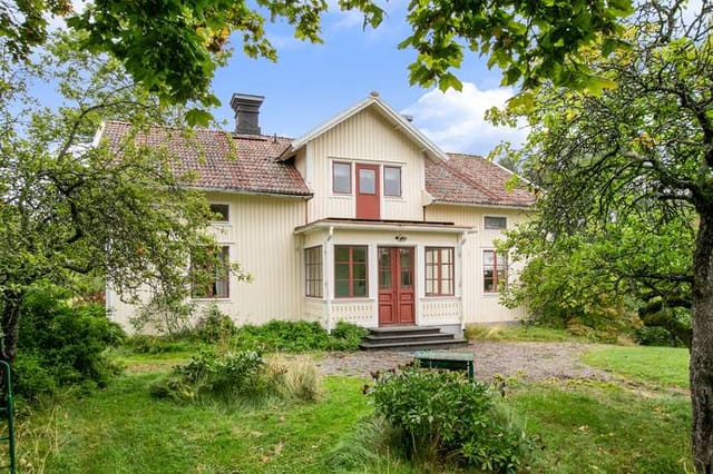 Front view of the farmhouse and garden