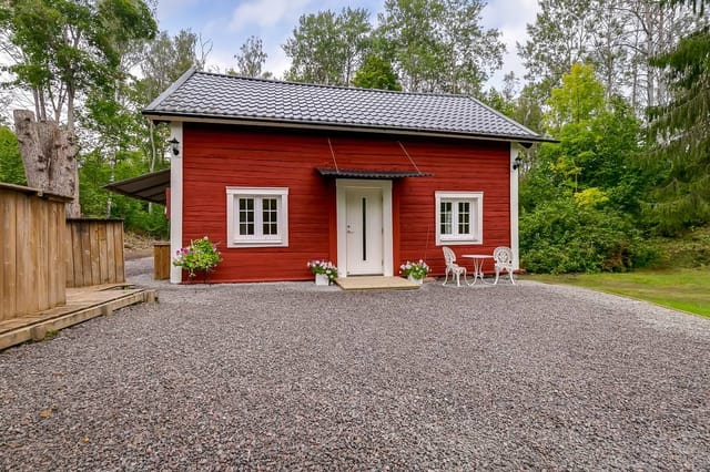 Exterior view of the cottage and garden