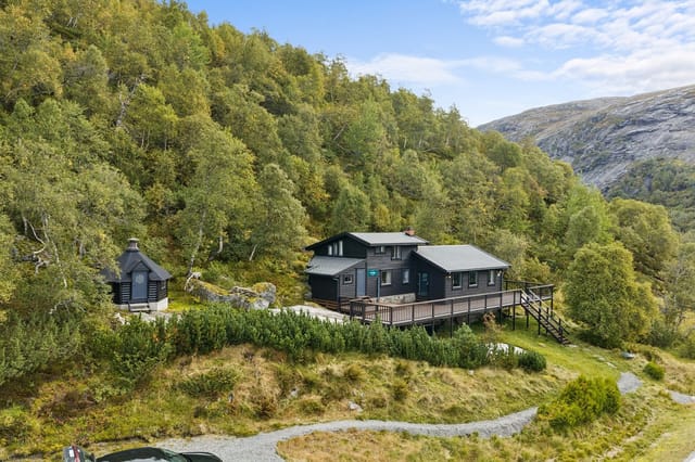 Spacious and modernized mountain cabin with central location near Gravatn.