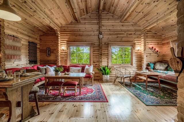 Welcome to Vassdølin 7 - A beautiful log cabin from 2001, with an idyllic location in beautiful nature. The cabin offers a large living room with an open solution to the kitchen. Together, the living room and kitchen are about 34 sqm.