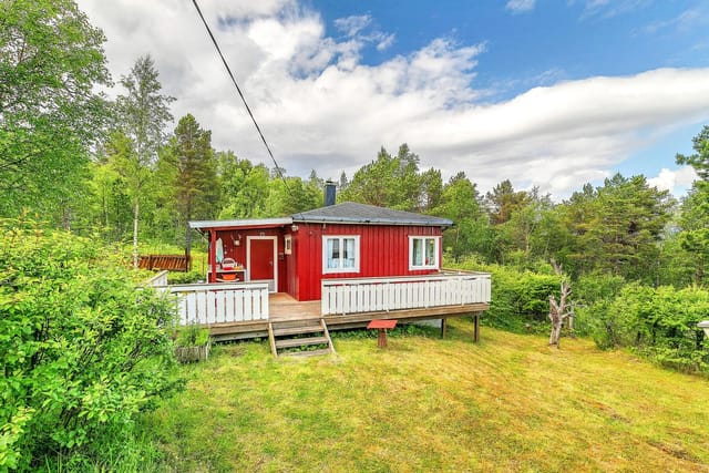 Welcome to Sildvikhøgda 15. Holiday home with two bedrooms, living room, kitchen, and outbuilding. The property has a large plot, beautiful views, and excellent sunlight. Parking by the E-6.