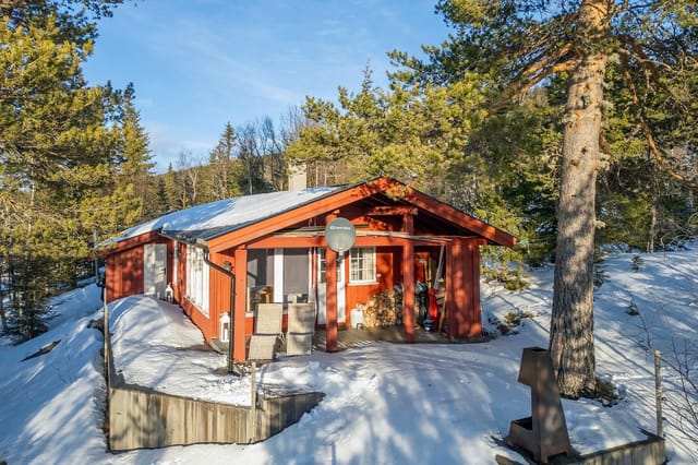 Privatmegleren ved Svein Liavaag har gleden av å presentere denne usjenerte hytta med stor terrasse, ildsted, 3 soverom og fin beliggenhet i høyden.