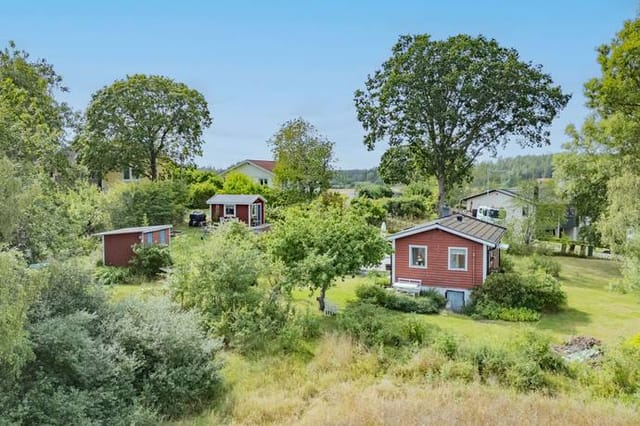 Front view of the holiday home and garden