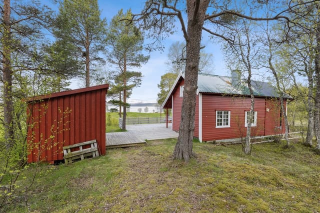 Welcome to Varntreskveien 1991 – a place where tranquility settles and nature embraces you.