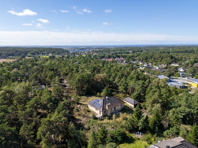 This is Slevik allé 16, a property with great potential on a sunny and secluded plot.