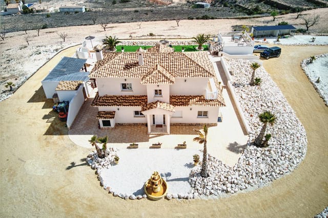 Front view of Villa de Montaña