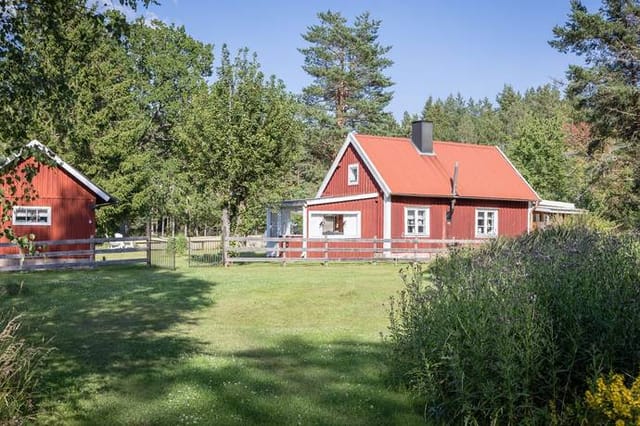 Front view of the country cottage