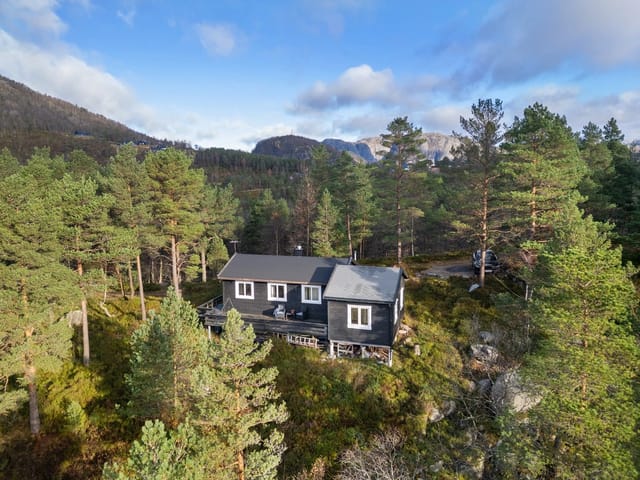 EiendomsMegler1 v/Torill Kalsaas presents the cabin in beautiful surroundings at Giljastølen