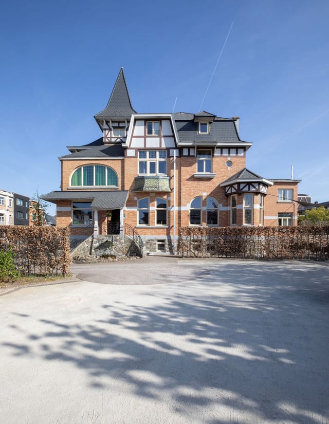 Front view of Villa Saporis