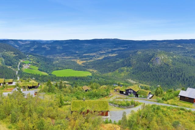 High, free, and sun-drenched location in Stavadalen with spectacular views and ski in/ski out facilities.