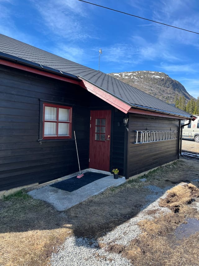 Covered entrance area. Parking right outside the door.