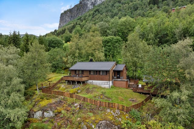 The cabin was built in 1984 with traditional standards and the outdoor area is considered a natural plot.