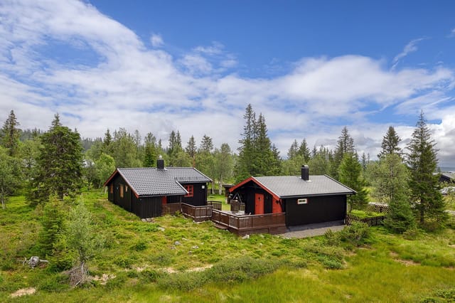Welcome to Aksjøen 77! Cabin with annex in well-established and peaceful surroundings.