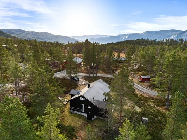 The cabin is located in an established cabin area on Våmur in scenic surroundings - freehold plot of 1111 sqm.