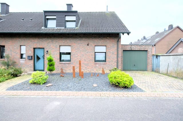 Front view of Raiffeisenstraße 4