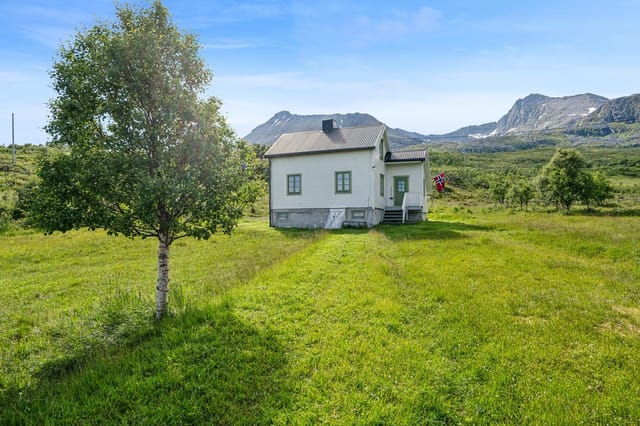 The property is idyllically located between sea and ocean, stretching from the road to the sea. Includes house, tool shed, and foundation of a former boathouse.