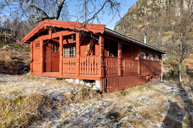 The cabin is beautifully situated, secluded and at the top of the cabin area, offering both fantastic views and optimal sunlight conditions.