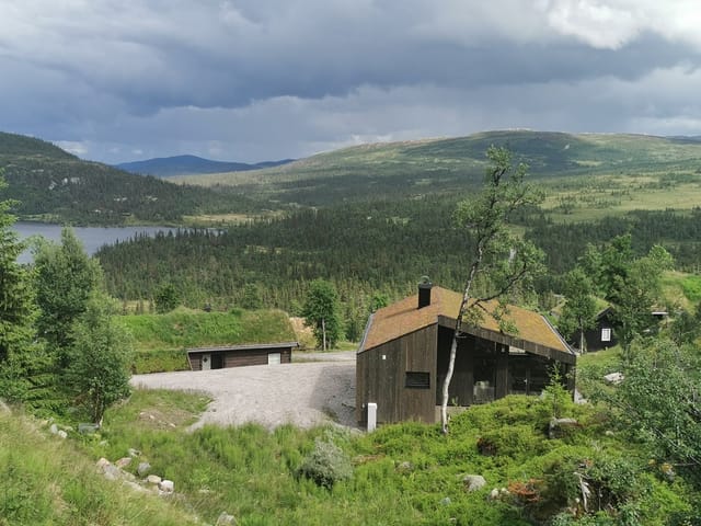 Welcome to LY-cabin! A modern cabin style that makes a difference. The expression is inspired by Scandinavian architecture and solid Norwegian materials. Here you live close to nature with large windows that provide a good experience and beautiful views.