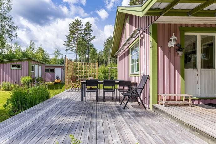 https://bilder.hemnet.se/images/itemgallery_cut/93/5e/935e2b482fe8b7849703530156581650.jpg