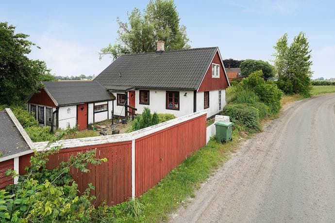 https://bilder.hemnet.se/images/itemgallery_cut/cb/89/cb8954240b557c489eed631743298fae.jpg