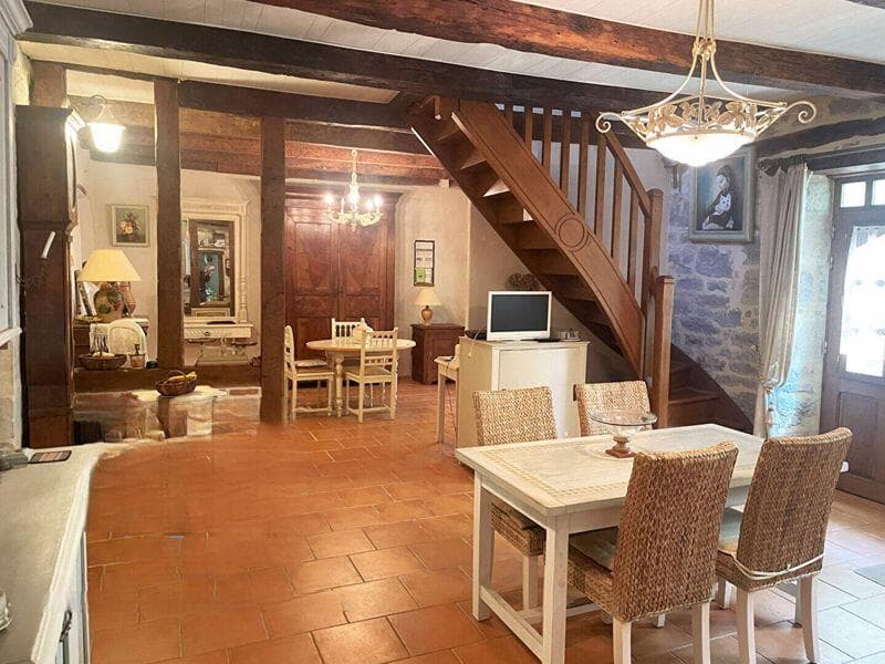 https://media.rightmove.co.uk/100k/99383/167217230/99383_99383_12756776_IMG_02_0000.jpeg