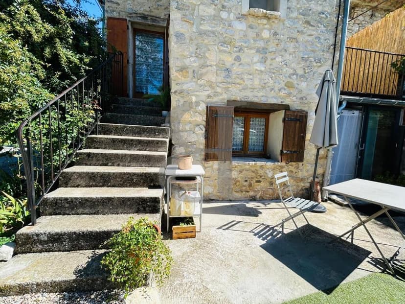 https://media.rightmove.co.uk/101k/100519/168347882/100519_100519_630022_IMG_01_0000.jpeg