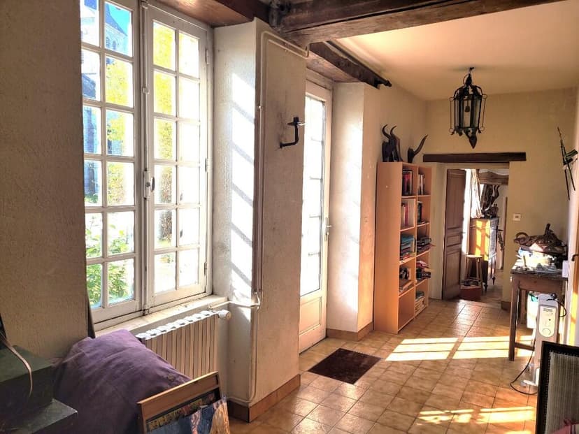 https://media.rightmove.co.uk/156k/155729/168364067/155729_6164115_IMG_01_0000.jpeg