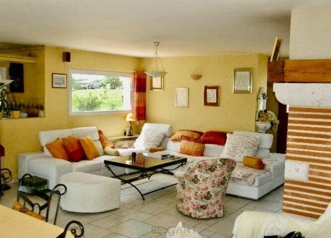 https://media.rightmove.co.uk/82k/81218/161849966/81218_75011155428-1_IMG_01_0000.jpeg