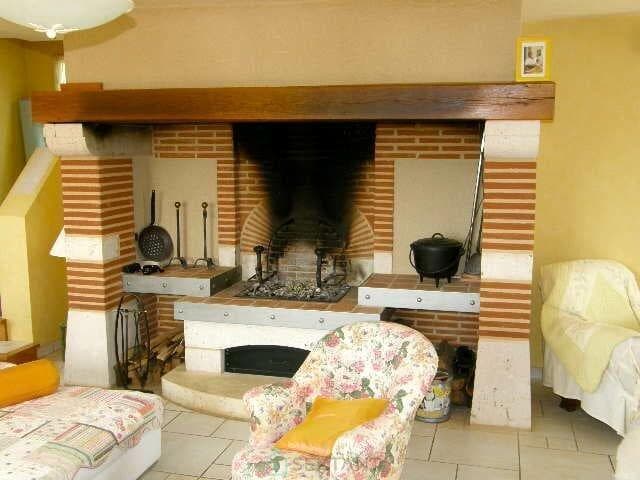 https://media.rightmove.co.uk/82k/81218/161849966/81218_75011155428-1_IMG_02_0000.jpeg