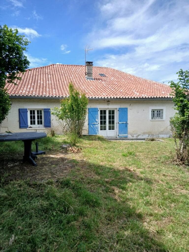 https://media.rightmove.co.uk/82k/81218/163639394/81218_75011165946-1_IMG_02_0000.jpeg