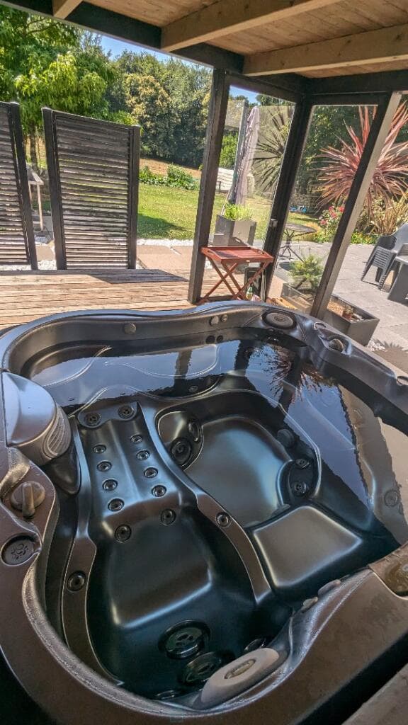https://media.rightmove.co.uk/82k/81218/165563528/81218_75011167057-1_IMG_02_0000.jpeg