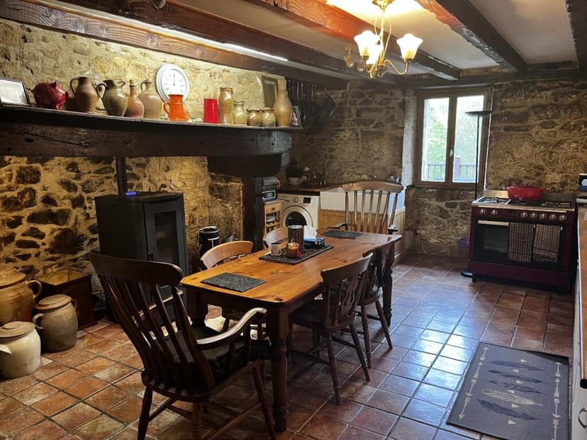 https://media.rightmove.co.uk/82k/81218/169384721/81218_75011164641-1_IMG_01_0000.jpeg