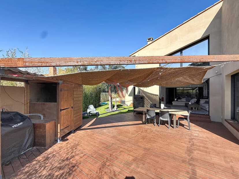 https://media.rightmove.co.uk/property-photo/13fadc429/91656681/13fadc42998ccf3105a306c8f53137d5.jpeg