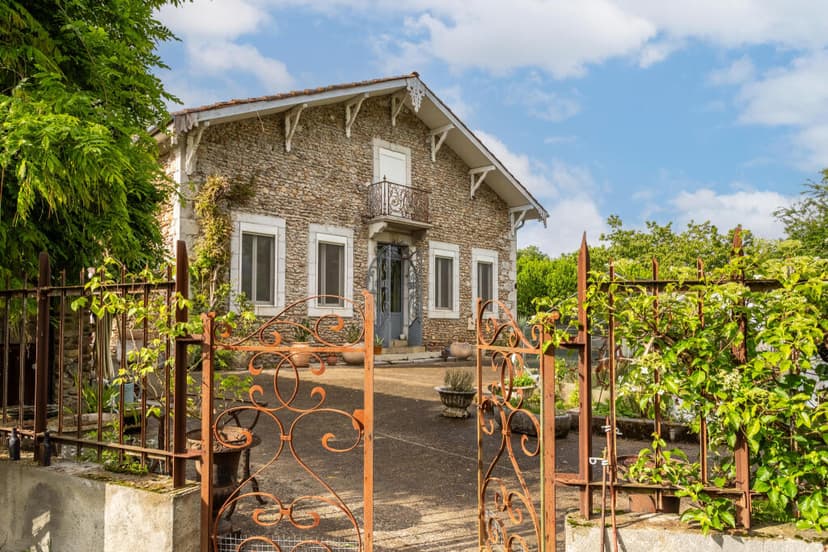 https://media.rightmove.co.uk/property-photo/1755b492a/92208408/1755b492a0a26f286088e1d740cb2639.jpeg