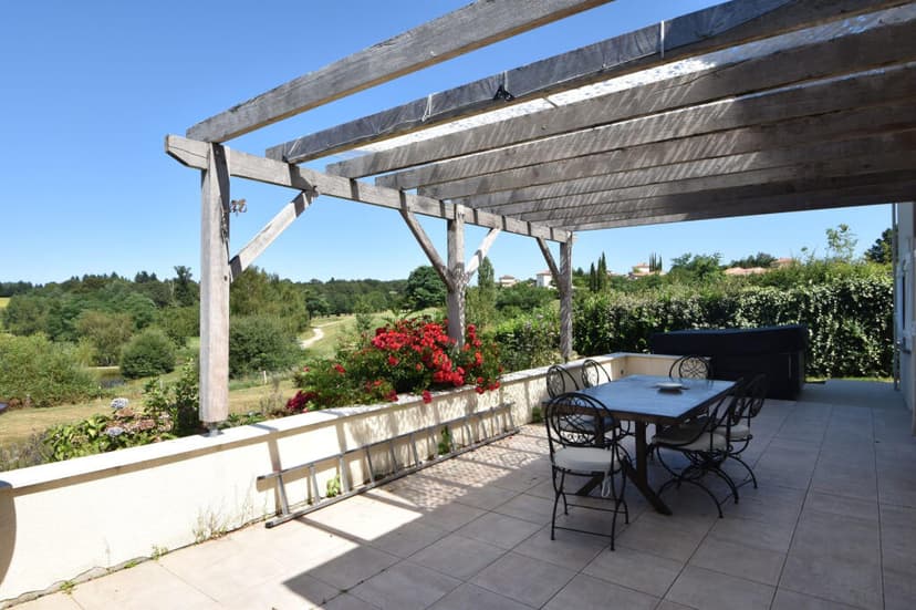 https://media.rightmove.co.uk/property-photo/19c096f3c/94378422/19c096f3c905878519276e4a181f770c.jpeg