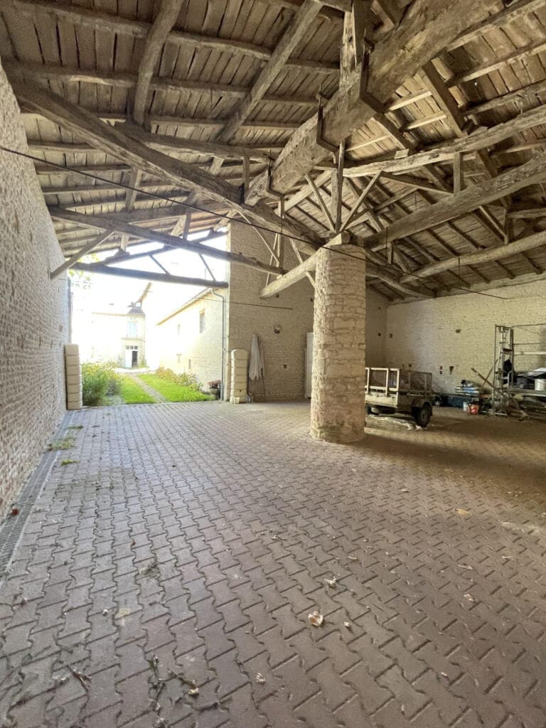 https://media.rightmove.co.uk/property-photo/1e8c40eaa/94378449/1e8c40eaa6752ef3f8400135cc00bb2a.jpeg