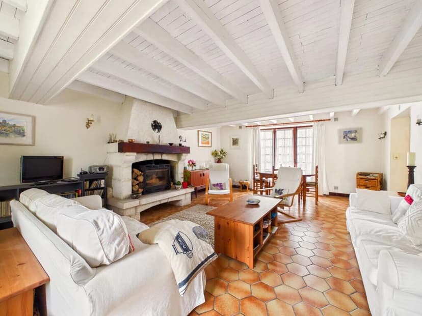 https://media.rightmove.co.uk/property-photo/203393db7/89663229/203393db7c632ff103146705e6457338.jpeg