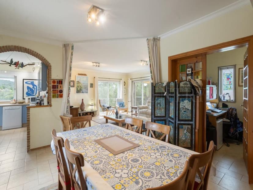 https://media.rightmove.co.uk/property-photo/21a02f133/92068446/21a02f1334d40f519a56a1390c79c89e.jpeg