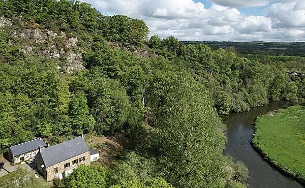 https://media.rightmove.co.uk/property-photo/435940135/89477922/4359401353deeadaabc699b242cc8a75.jpeg