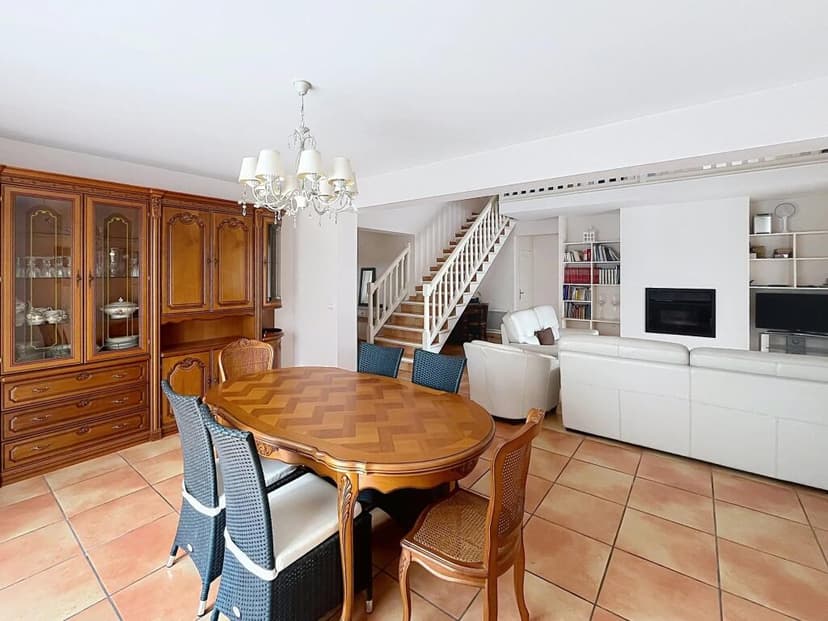https://media.rightmove.co.uk/property-photo/490266c0e/93894054/490266c0eeea253b70de4ba2a38755f7.jpeg