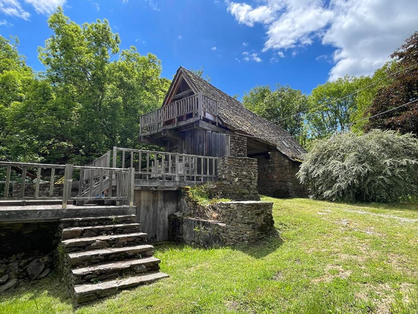 https://media.rightmove.co.uk/property-photo/56cf99d85/88708446/56cf99d85e8de1a853339d6d1728f549.jpeg
