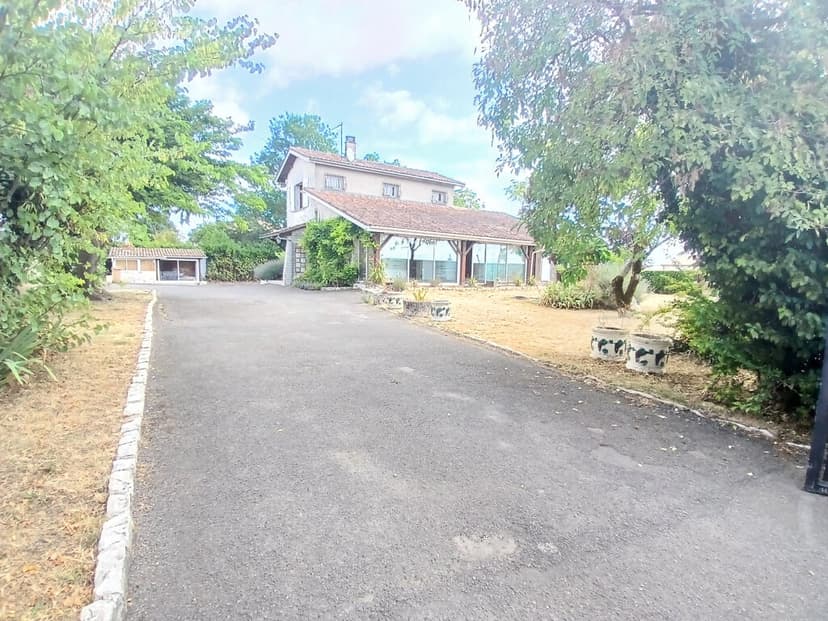 https://media.rightmove.co.uk/property-photo/648460f37/91884369/648460f376475bc2507506495274dbc1.jpeg