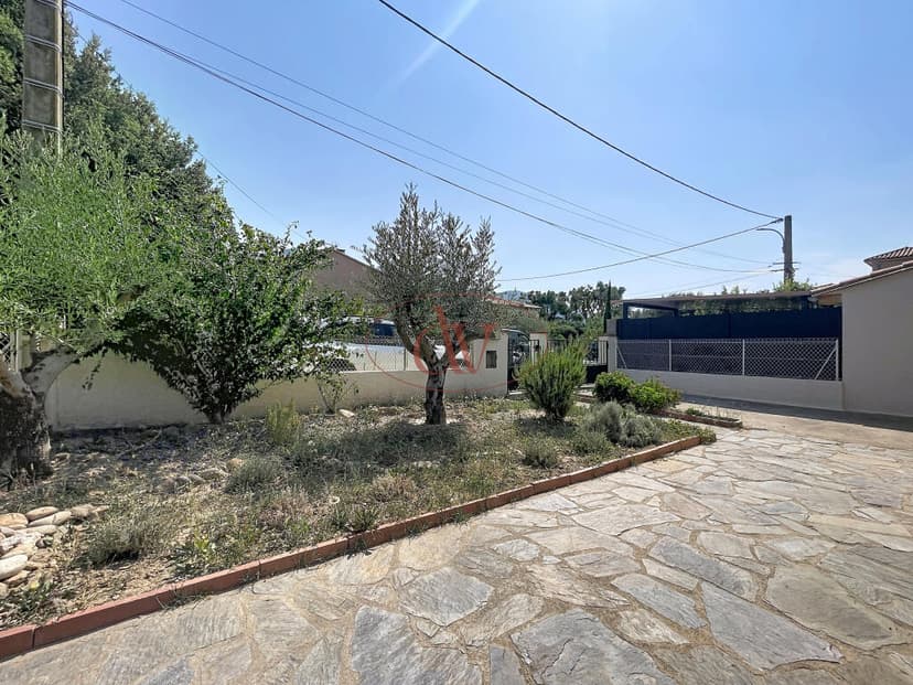 https://media.rightmove.co.uk/property-photo/6597f3787/91554798/6597f378792e43c2d5609df21047aaae.jpeg